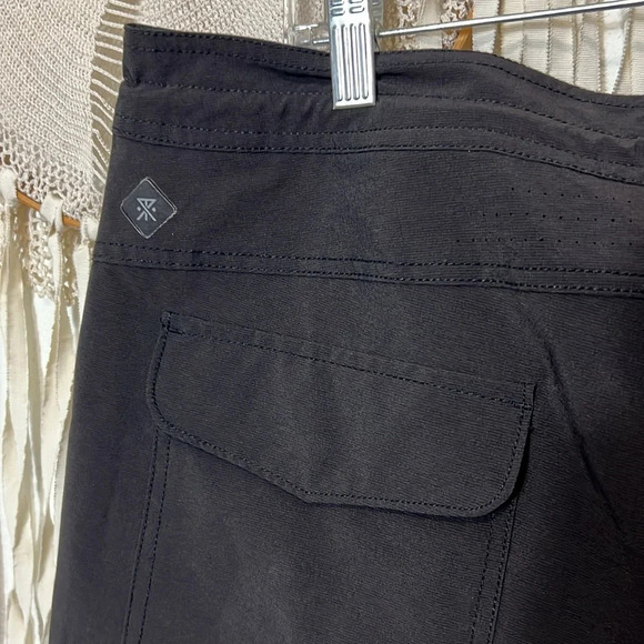 ROARK Men's Black Hybrid Short Size 36 - Picture 6 of 13